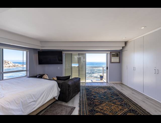 3 BEDROOM APARTMENT FOR SALE IN BANTRY BAY